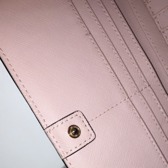 Michael kors Wallet (BABY PINK) lightly used - Picture 8 of 16